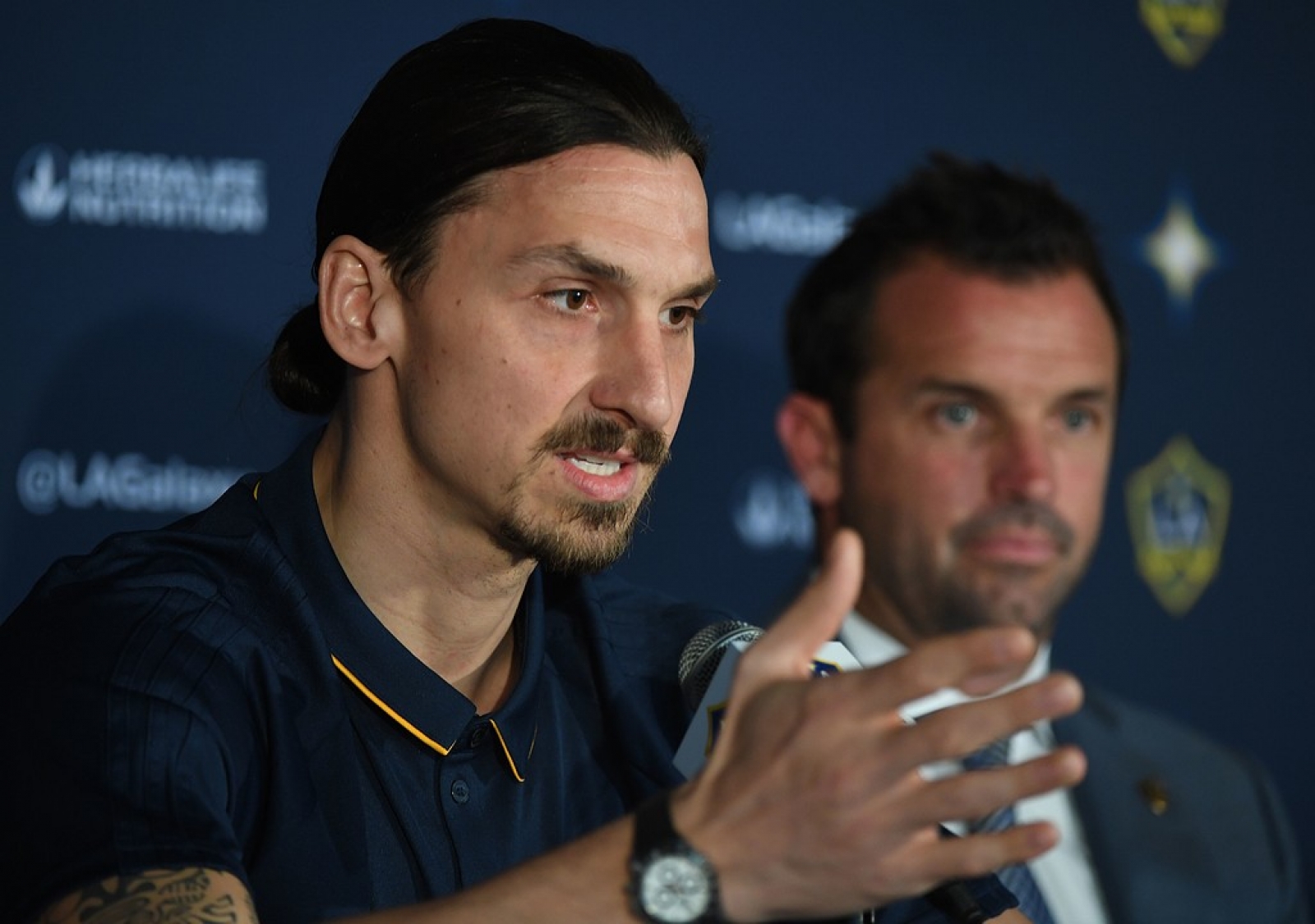 Vad Zlatan Ibrahimovic gör eller inte gör intresserar många. Artiklarna med honom har hös läsarfrekvens Här på en presskonferens med LA Galaxy president Chris Klein efter ankomsten till Kalifornien i mars. Foto: Mark Ralston, AP Photo
