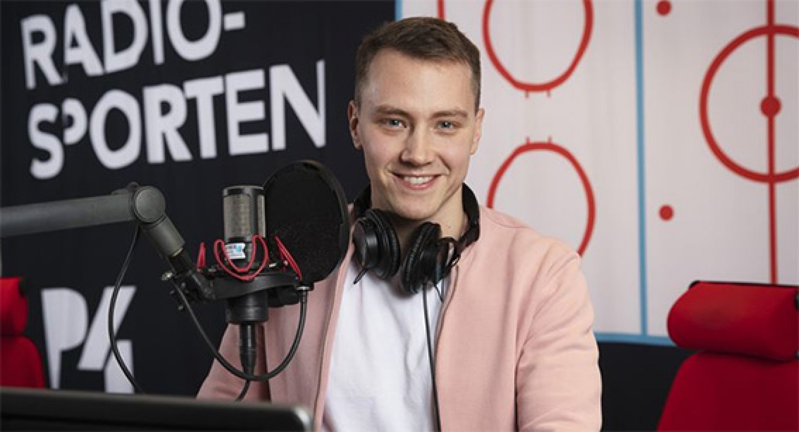 Prisbelönte journalisten Alexander Lundholm släpper en ny säsong av Radiosporten Dokumentär den 25 april. Foto: Sveriges Radio