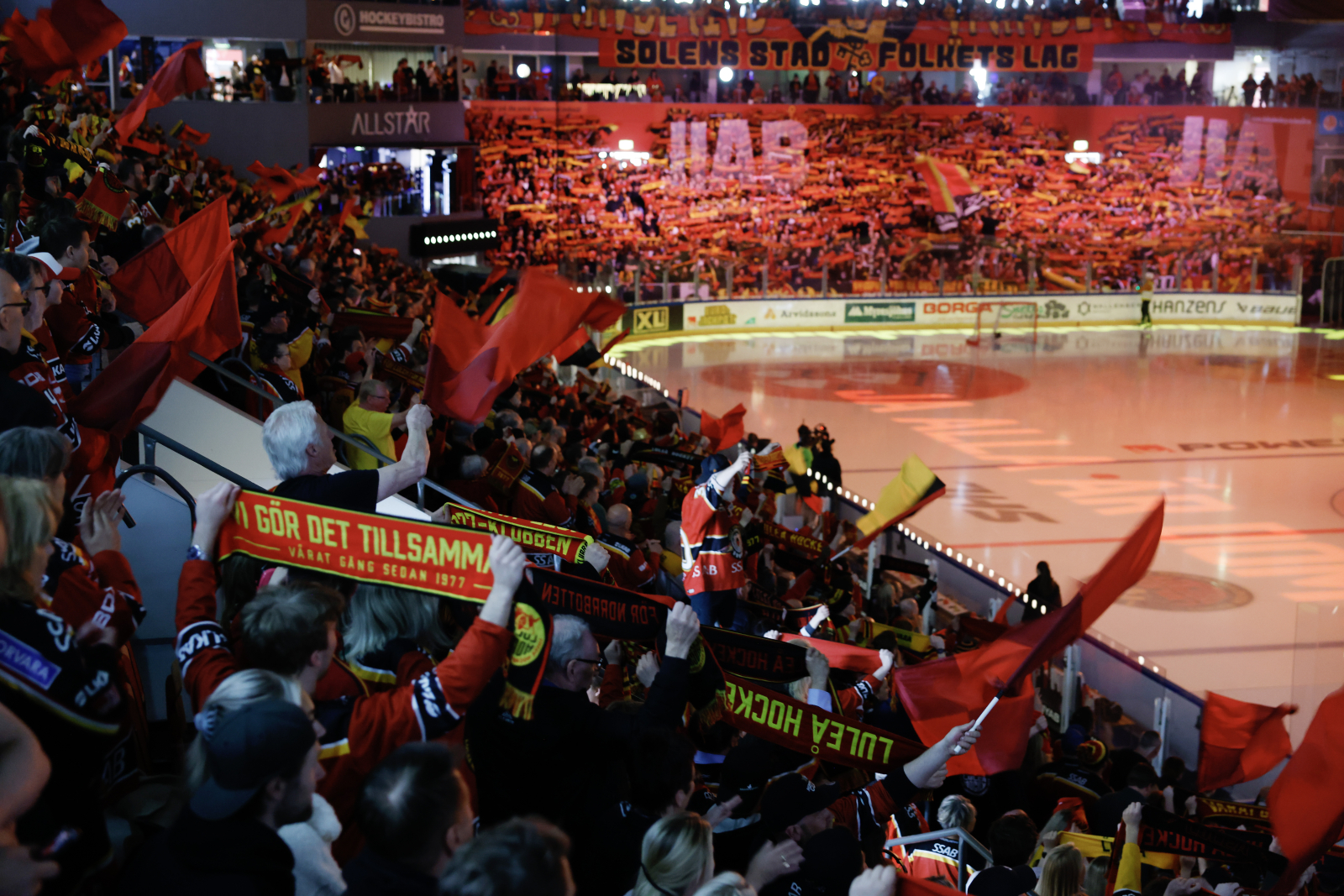 Publiken i extas - så ser det ut var de än spelar, Brynäs och Luleå.Men nu gäller sanningens ögonblick - sjunde och avgörande matchen. Foto Pär Bäckström, TT