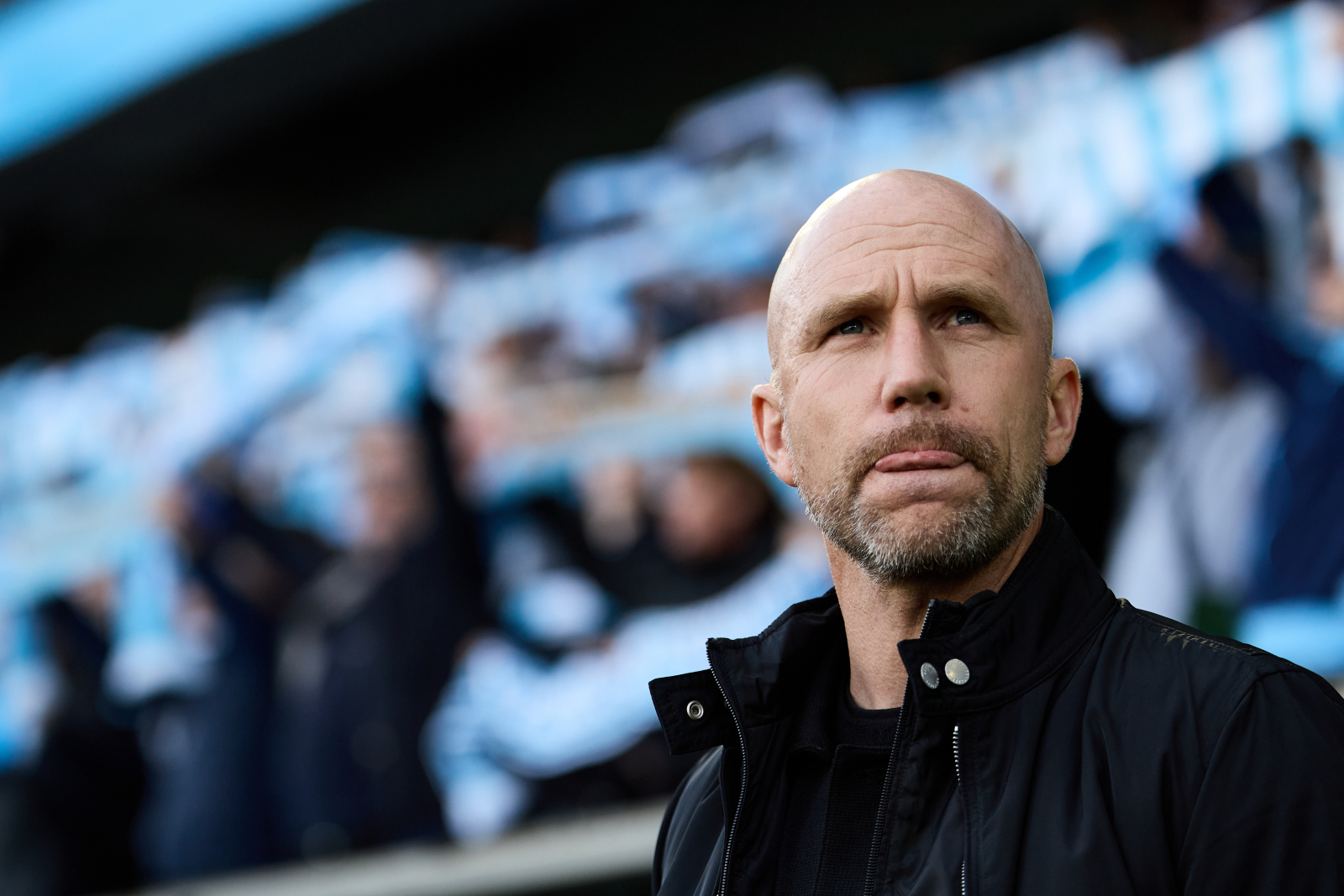 Malmös tränare Henrik Rydström ser spänd ut när han följer spelet mot Öster Foto: Anders Bjurö / TT