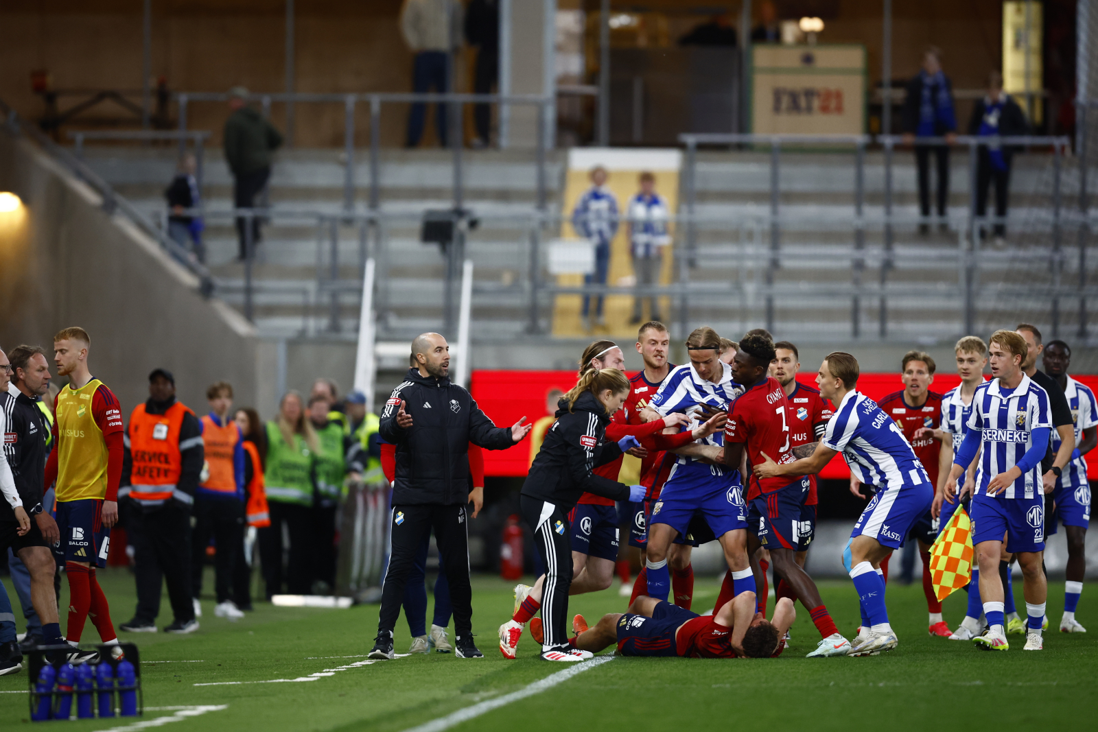 Spelarna bidrog också till de negativa in slagen. Bråk vid sidlinjen mellan spelarna under torsdagens fotbollsmatch i allsvenskan mellan IFK Göteborg och Östers IF på Gamla Ullevi. Foto: Thomas Johansson / TT
