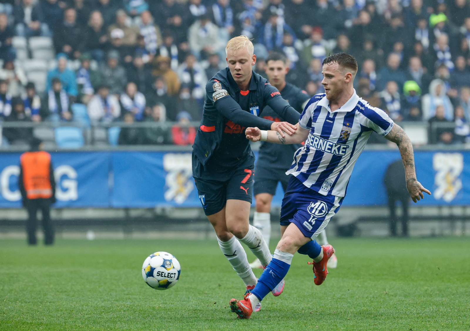 Återrkommande bild. MFF körde fast på Gamla Ullevi. Malmös Otto Rosengren stoppas av Göteborgs Tobias Heintz under söndagens smatch i allsvenskan mellan. Foto: Adam Ihse / TT