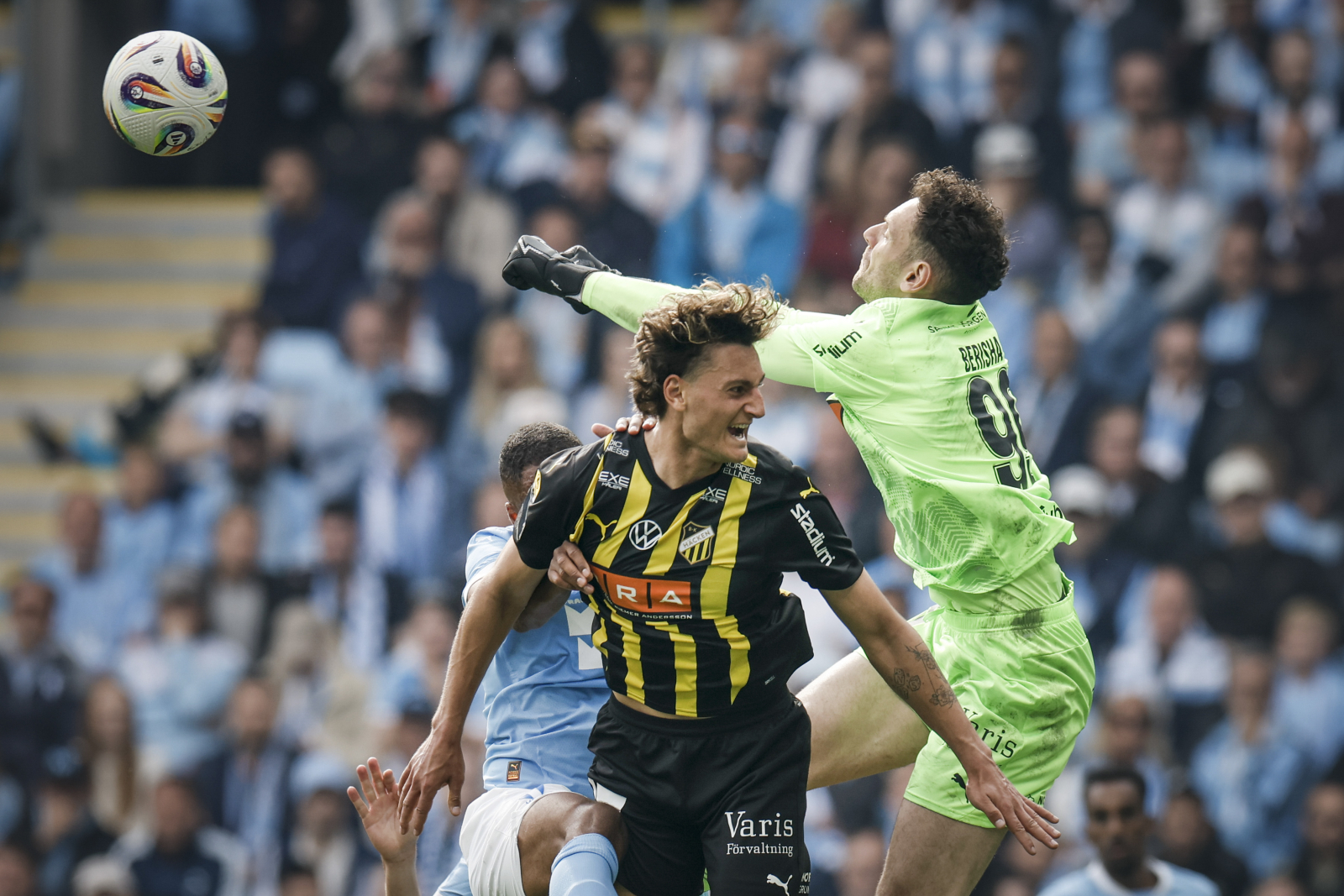 Två av Häckens förgrundsfigurer, målvakten Etrit Berisha och mittbacken Silas Andersen under torsdagens final i Svenska cupen, herrar, mellan Malmö FF och BK Häcken på Eleda Stadio. Foto: Andreas Hillergren / TT