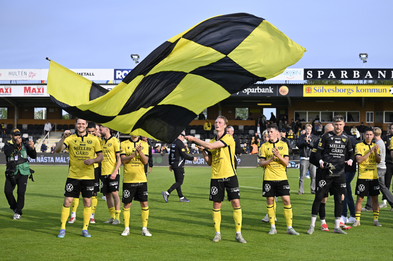 Mjällbys Alexander Johansson med flaggan då laget jublar efter segern i söndagens allsvenska fotbollsmatch mellan Mjällby AIF och IFK Värnamo på Strandvallen i Hällevik. Foto: Johan Nilsson / TT