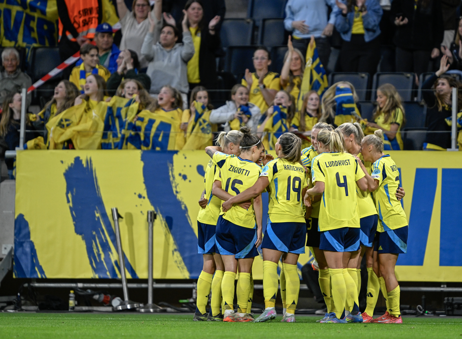 -1 av Lina Hurtig och förenas i en stor glädjekram. Foto: Pontus Lundahl / TT