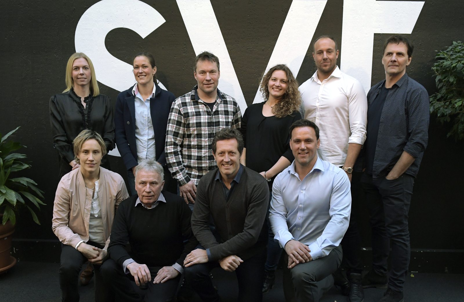 Micke Leijnegard, till höger i bakre raden, har lärt känna åtskilliga idrottsstjärnor och blivit omtyckt som programledare i Mästarnas mästare under 17 år. Foto: Janerik Henriksson / TT