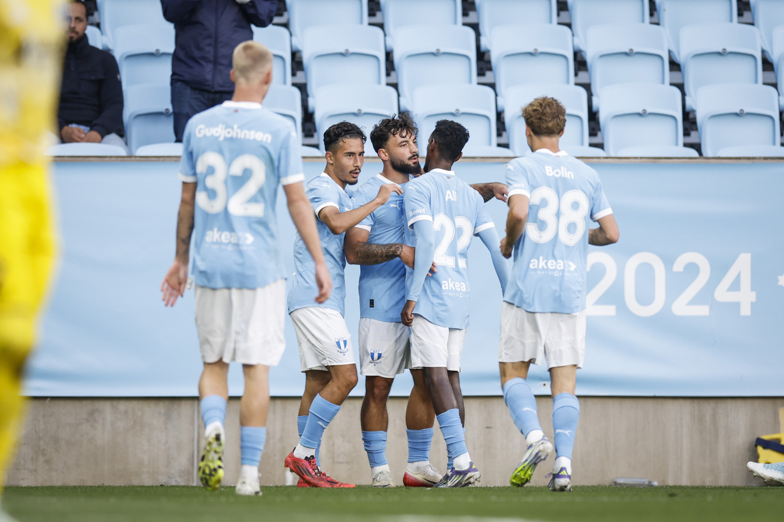 Sead Haksabanović (mitten) jublar med lagkamrater efter att ha gjort 1-0 under torsdagens playoff till Europa League mellan Malmö FF och SK Sigma Olomouc på Eleda Stadion . Foto: Andreas Hillergren / TT