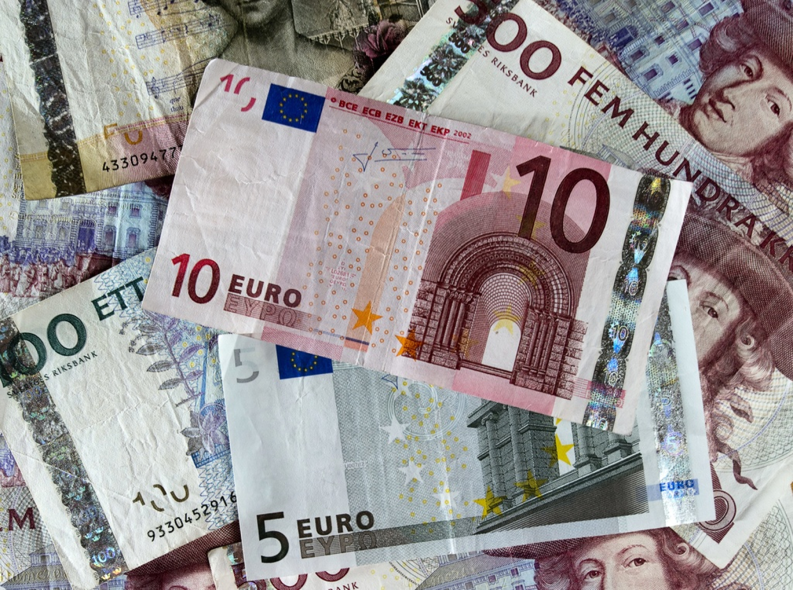 Kronor blev dollar som blir euro. Valutan skiftar och storleken på beloppen ökar stadigt. Idrotten är en global penningcirkus