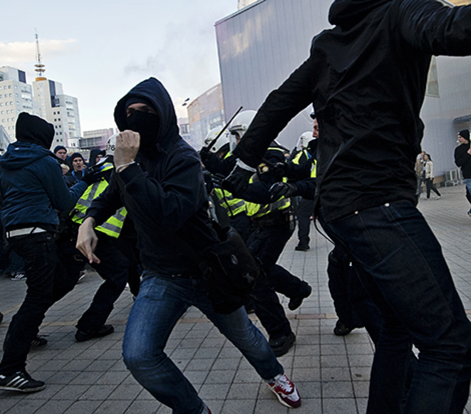 Polisen skärper kraven vid fotbollsmatcher