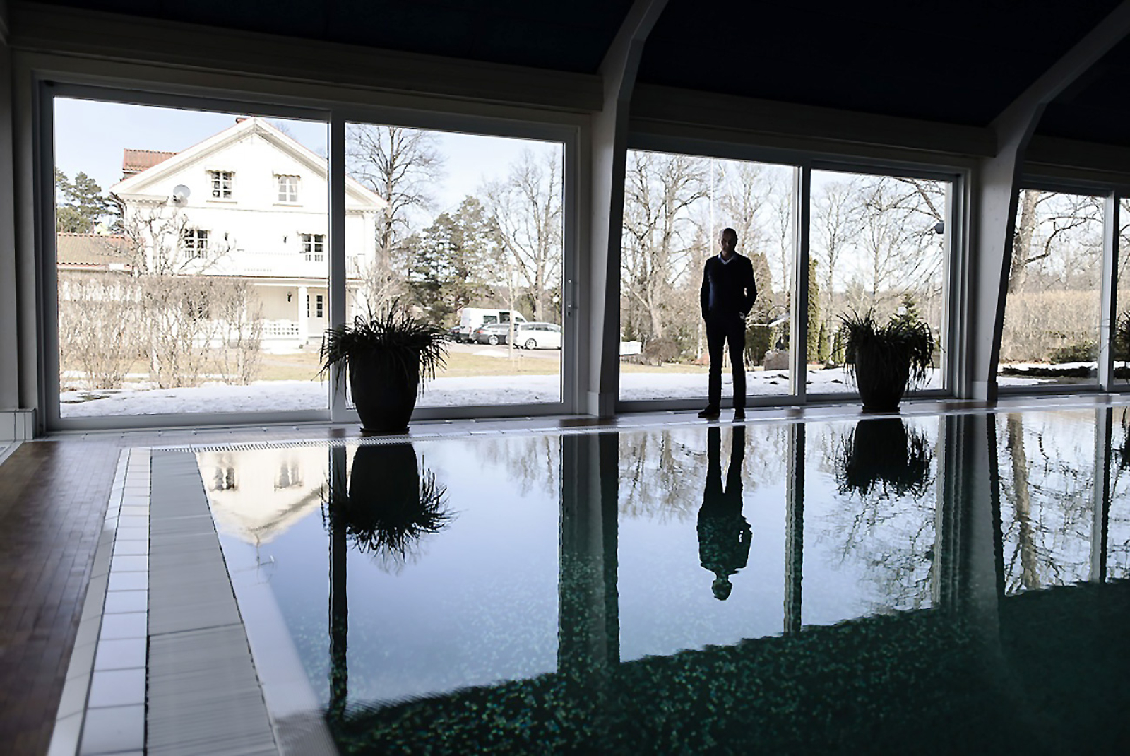 Poolhuset med tillgång till gym kompletterar härligheten.
