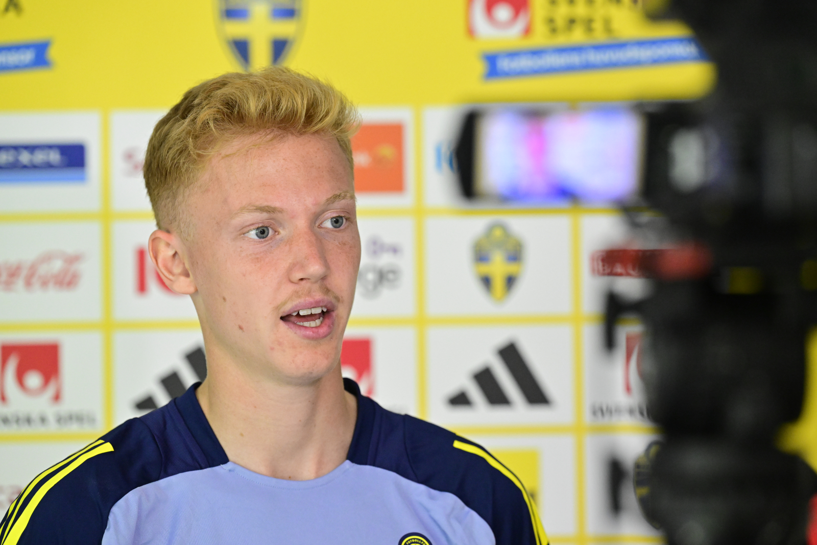 Ett tag pratades det mer om Hugo Larssons mamma än honom själv. "Jag ringde mamma och fick en utskällning för att jag ens tänkte på det"