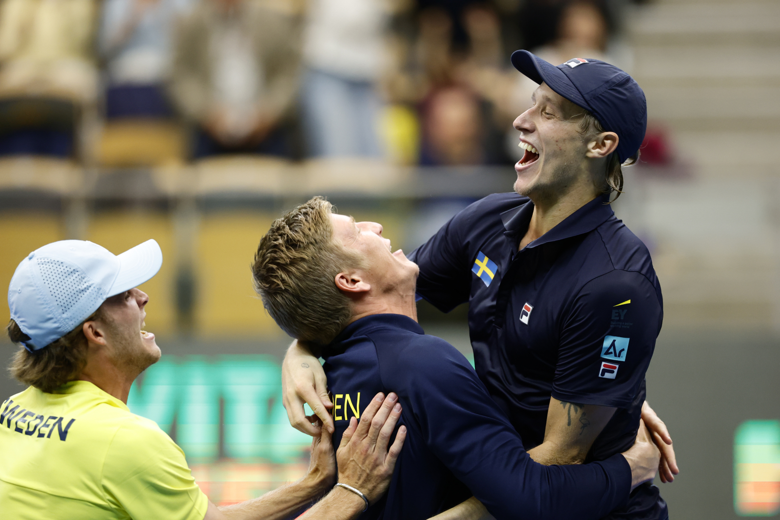 Glädjustorm. Det svenska laget jublar efter att Leo Borg har besegrat Tunisiens Aziz Ouakaa i den femte och avgörande matchen i Davis Cup-mötet mmot Tunisien i Partille arena. Foto: Adam Ihse / TT