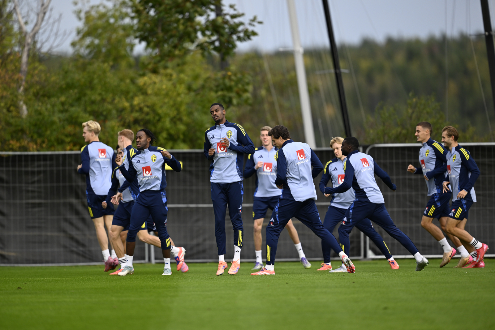 Fotbollslandslaget i en sista finslipning inför matchen mot Kosovo- det som ska bli landslagets första steg mot VM 2026 i USA. Foto: Pontus Lundahl / TT