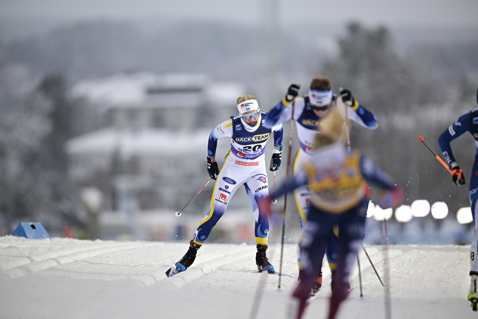 Svenska skidtjejerna kör ifrån alla konkurrenter, de få som nu är kvar. I vinter blir världscupen som rena klubbmästerskapet...