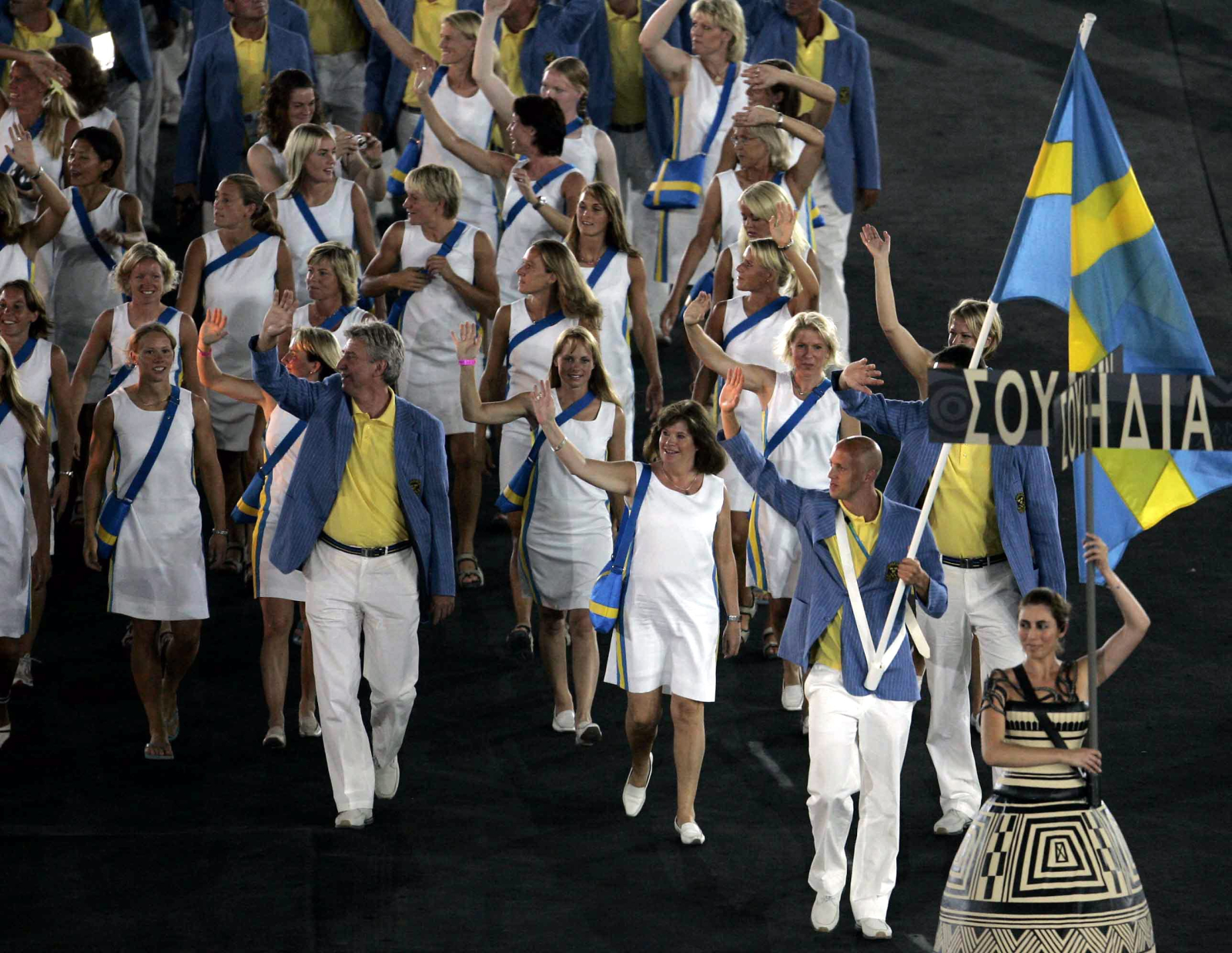 en svensk OS-trupp på en invigning. Då som nu - samma urusla villkor för atleterna själva.