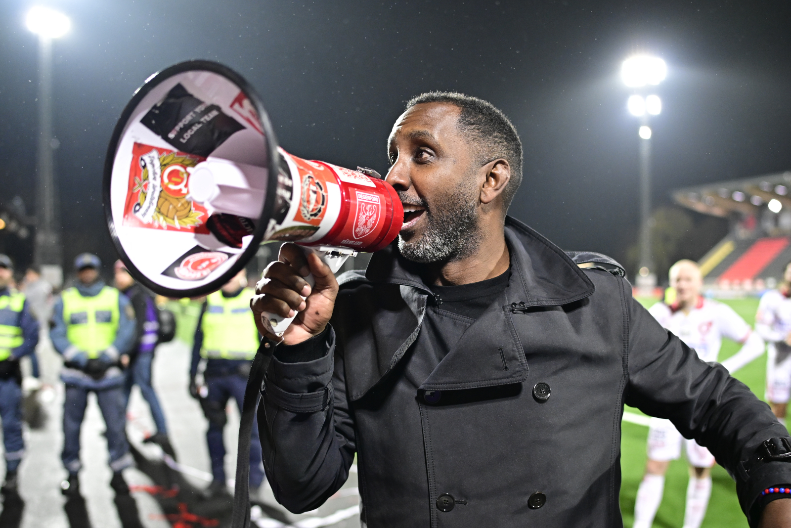 Degerfors tränare Heno Goitom firar efter söndagens seger som innebar att klubben blir kvar i AllsvenskanFoto: Magnus Lejhall / TT