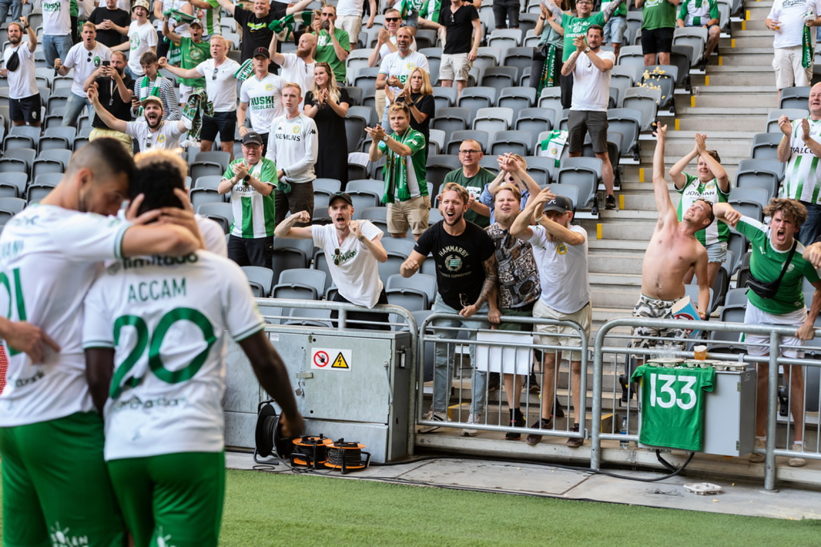 Hammaby gör historiska affärer