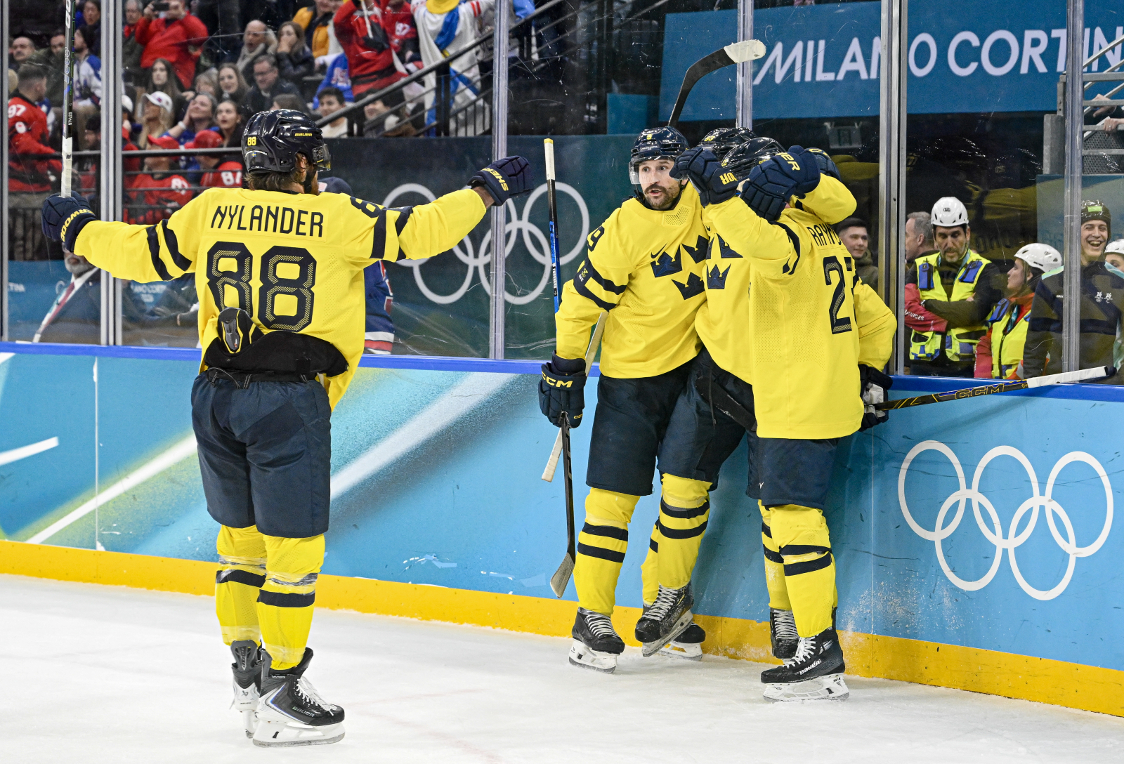 IdsHockyns grepp om svenskarna bevisades igen. Tittarrekordet under OS noterades när Tre Kronor mötte italien i Santagiulia Arena i Milano. Foto: Jessica Gow / TT