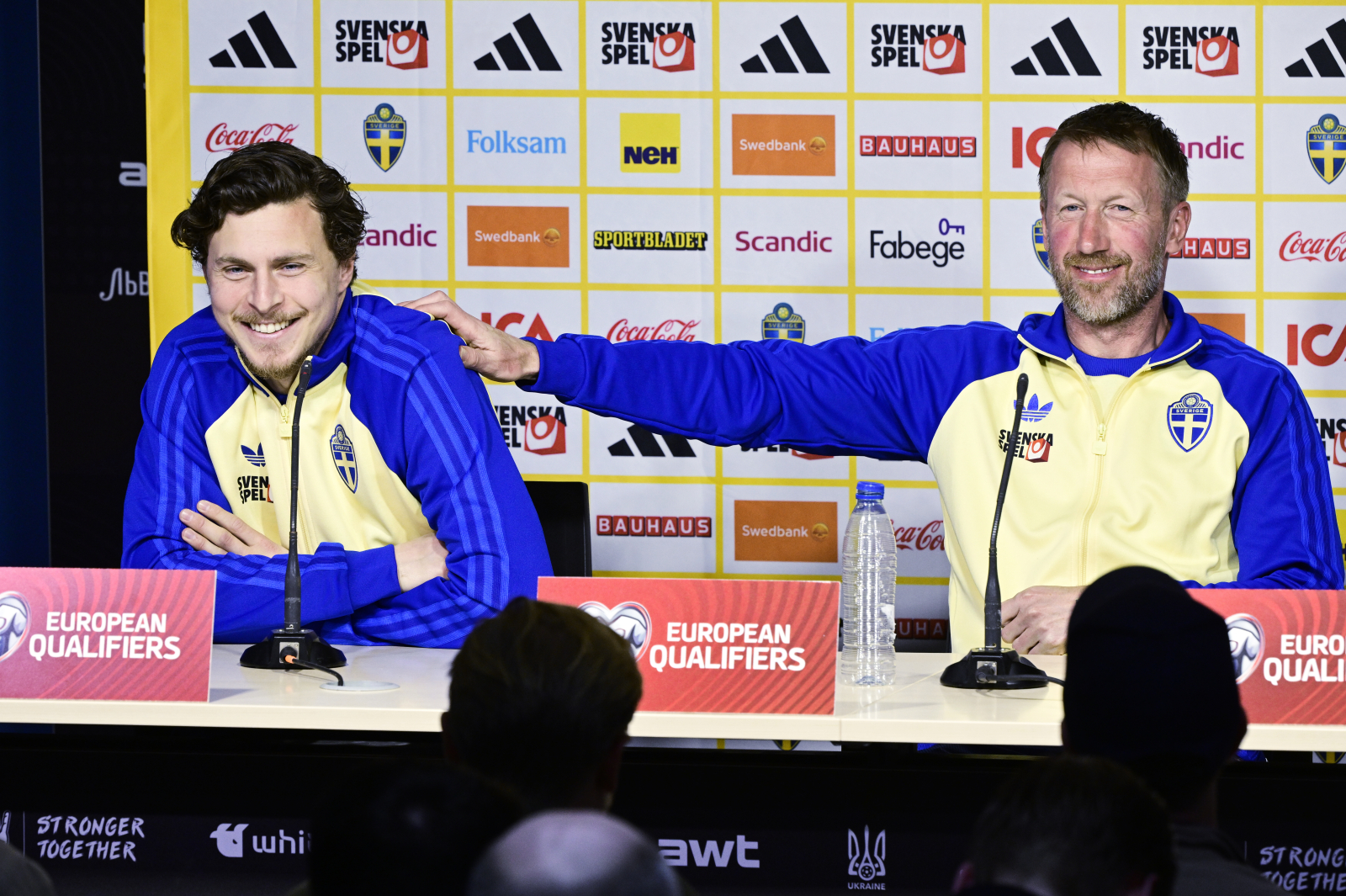 Victor Nilsson Lindelöf och förbundskapten Graham Potter under en pressträff på Estadi Ciutat de València inför torsdagens VM-kval playoff mot Ukraina. Foto: Jonas Ekströmer / TT