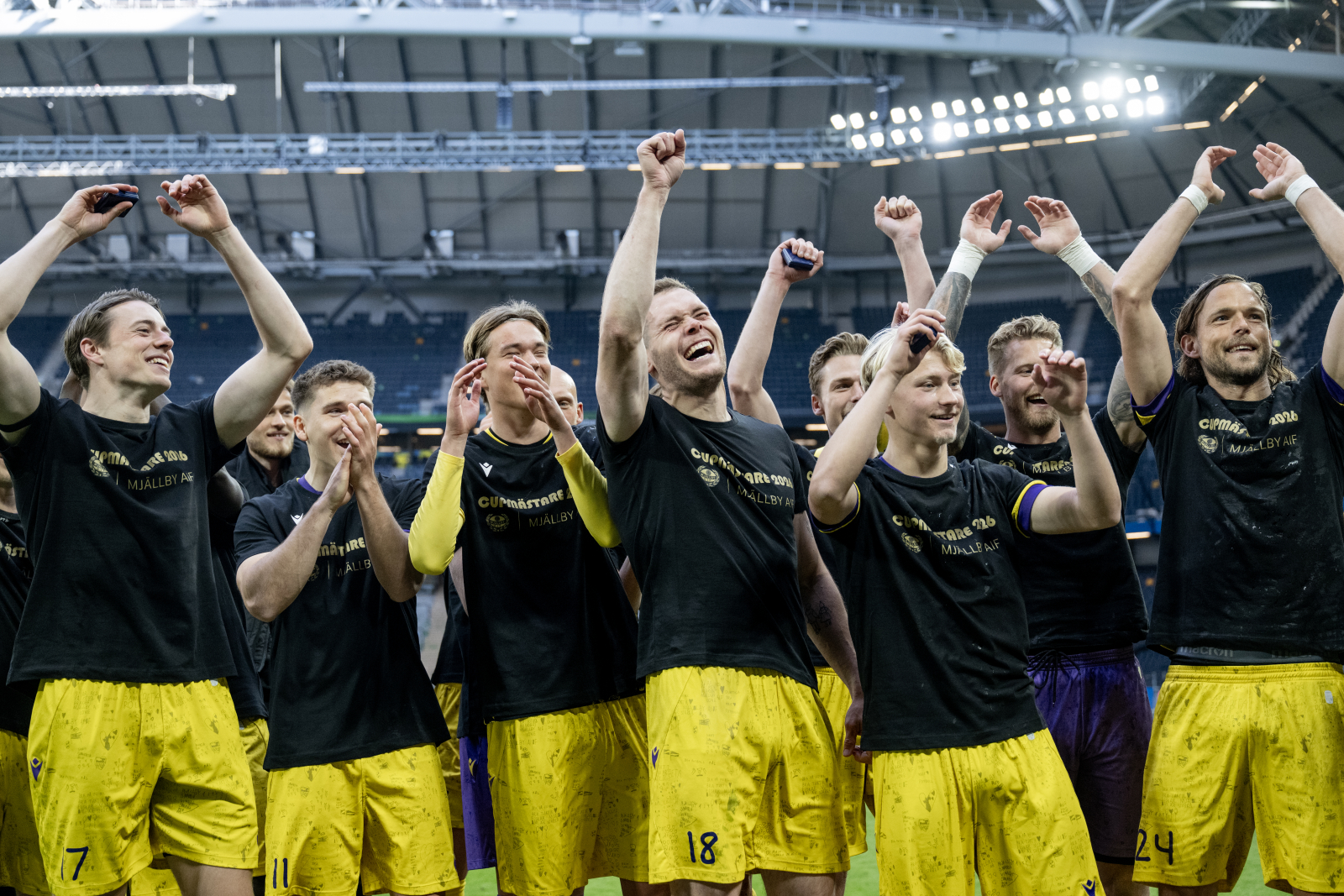 Lyckligs vinnare i cupfinalen. Mjällbys succé fortsätter. Foto: Christine Olsson / TT