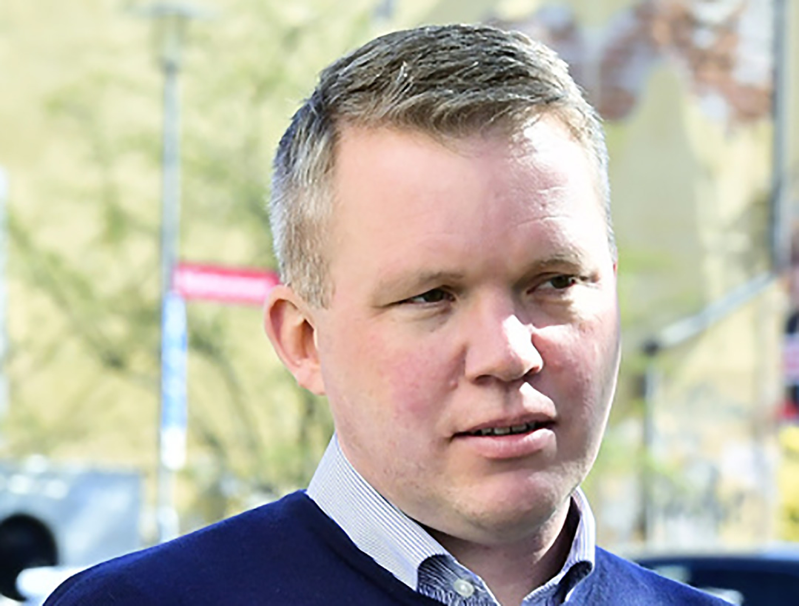 Anders Larsson är Svenska Hockeyförbundets ordförande, men lockad av ett internationellt uppdrag. Då kan han hamn på dubbla stolar och f ytterst svårt att stå för sin åsikt.