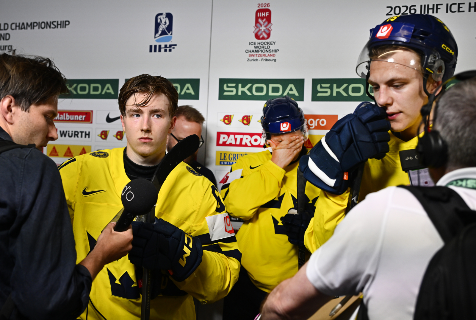 Inte särskilt muntra. Viggo Björck, Ivar Stenberg och Jack Berglund är av förklarliga skäl något molokna ut. Men den här VM-turneringen blev också dyster för Tre Kronor. Foto: Anders Wiklund/TT