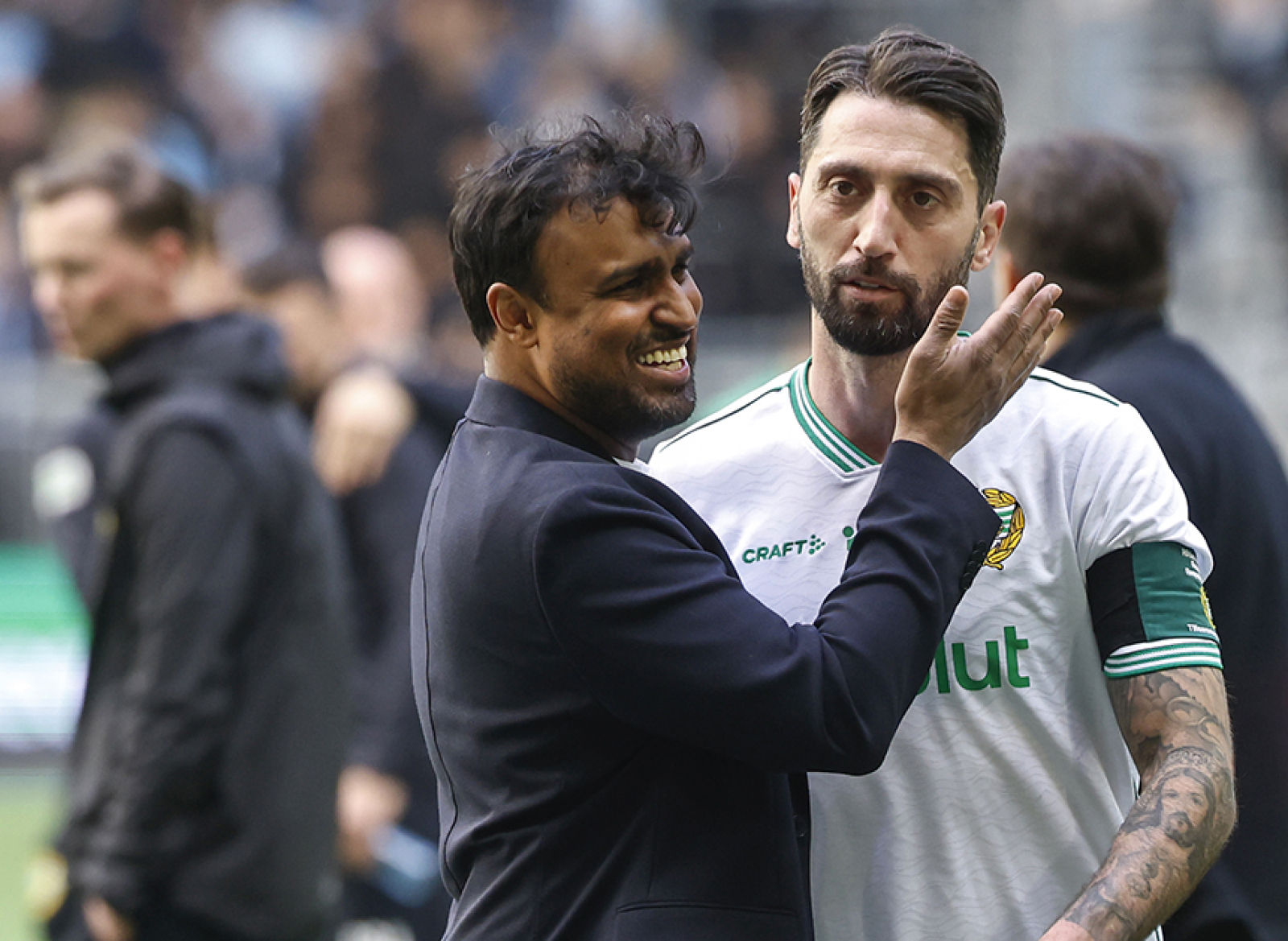 Hammarbys tränare Kalle Karlsson firar segern med tremålsskytten #20 Nahir Besara efter söndagens fotbollsmatch i allsvenskan mellan Hammarby IF och Malmö FF på 3Arena. Foto: Stefan Jerrevång, TT