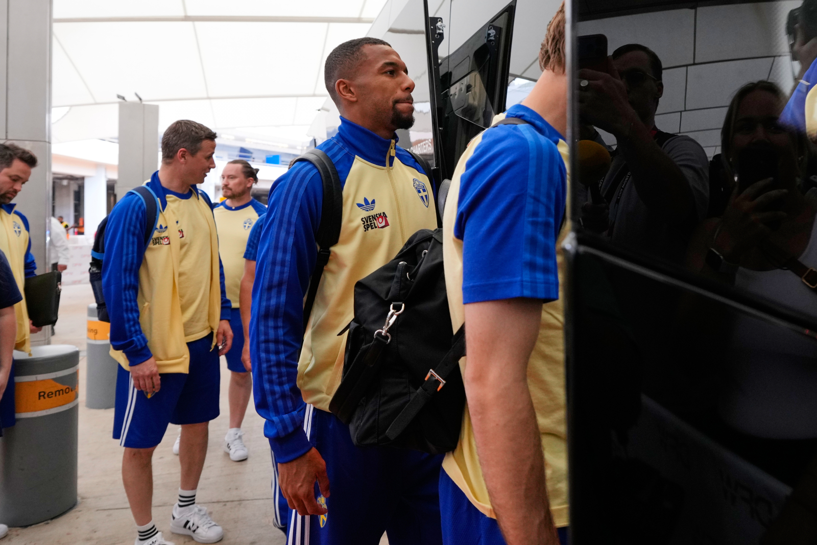 Fotbollslandslaget gick omedelbart på sin buss vid flygplatsen för färd till den camp som ska bli deras under turneringen. Foto: (AP Photo/Tony Gutierrez)