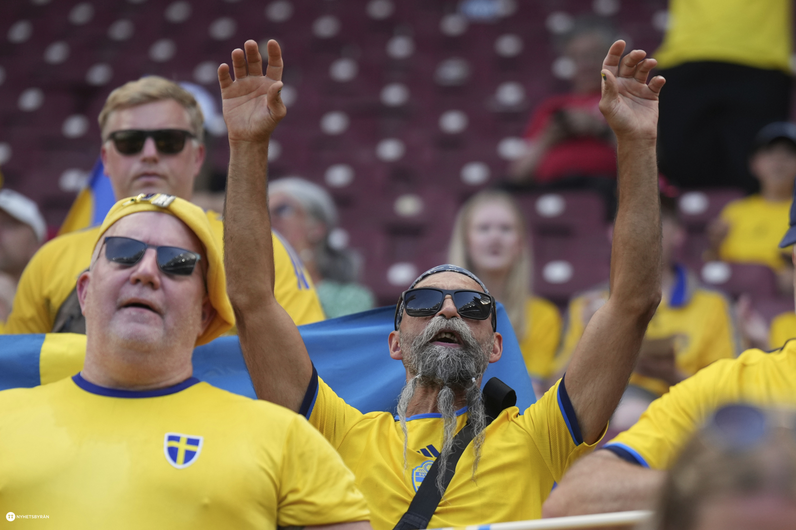 Svensk fans har ett gottt rykte runt o i världen. Foto T/AP Photo