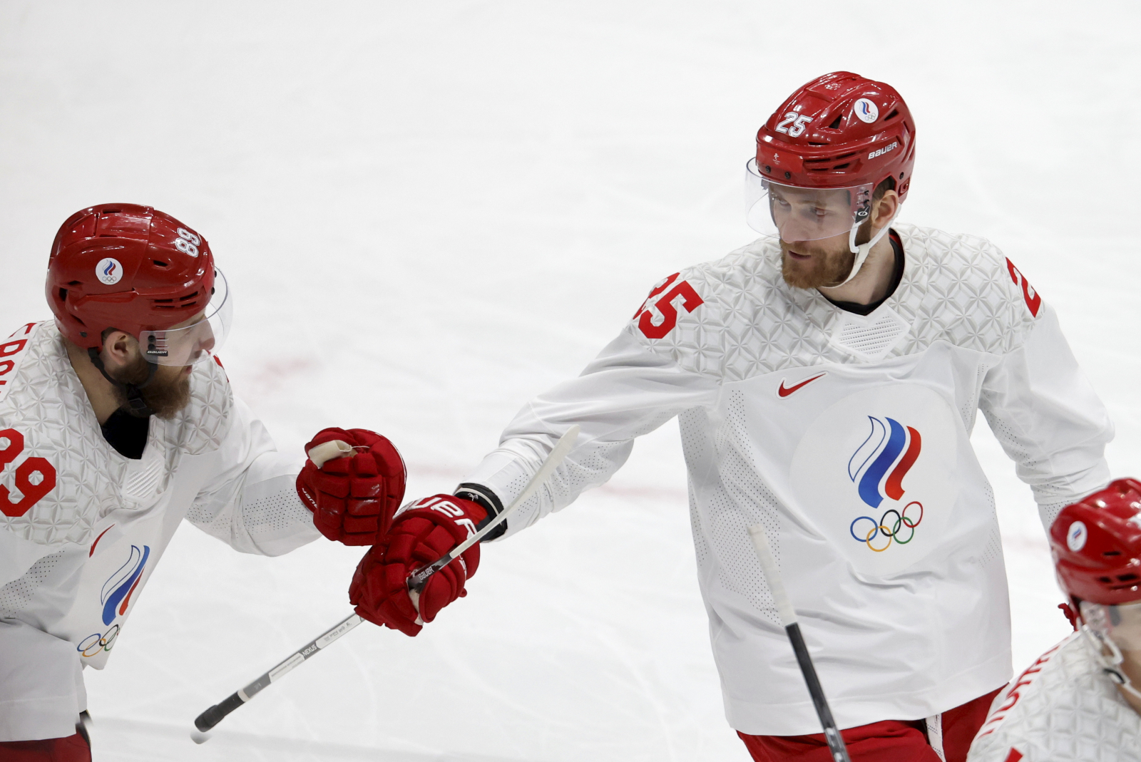 Senast vi såg ryska ishockeyspelare en internationell match. Mikhail Grigorenko, t h , har gjort mål i herrarnas final mot Finland i OS i Peking 2022. Foto: Christine Olsson / TT