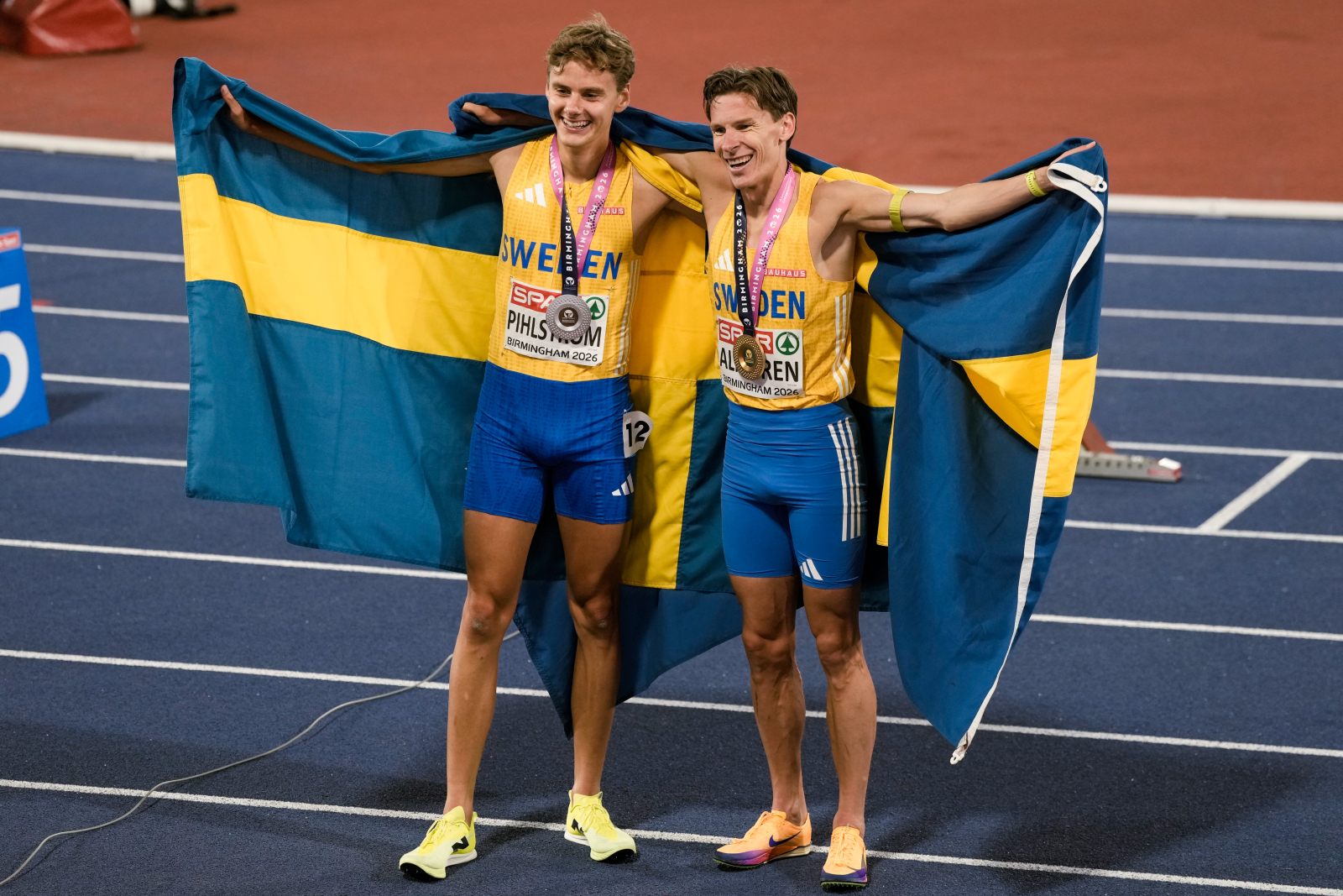 Samuel Pihlstrøm och Andreas Almgren är på väg att kramas. Foto: Beate Oma Dahle / NTB