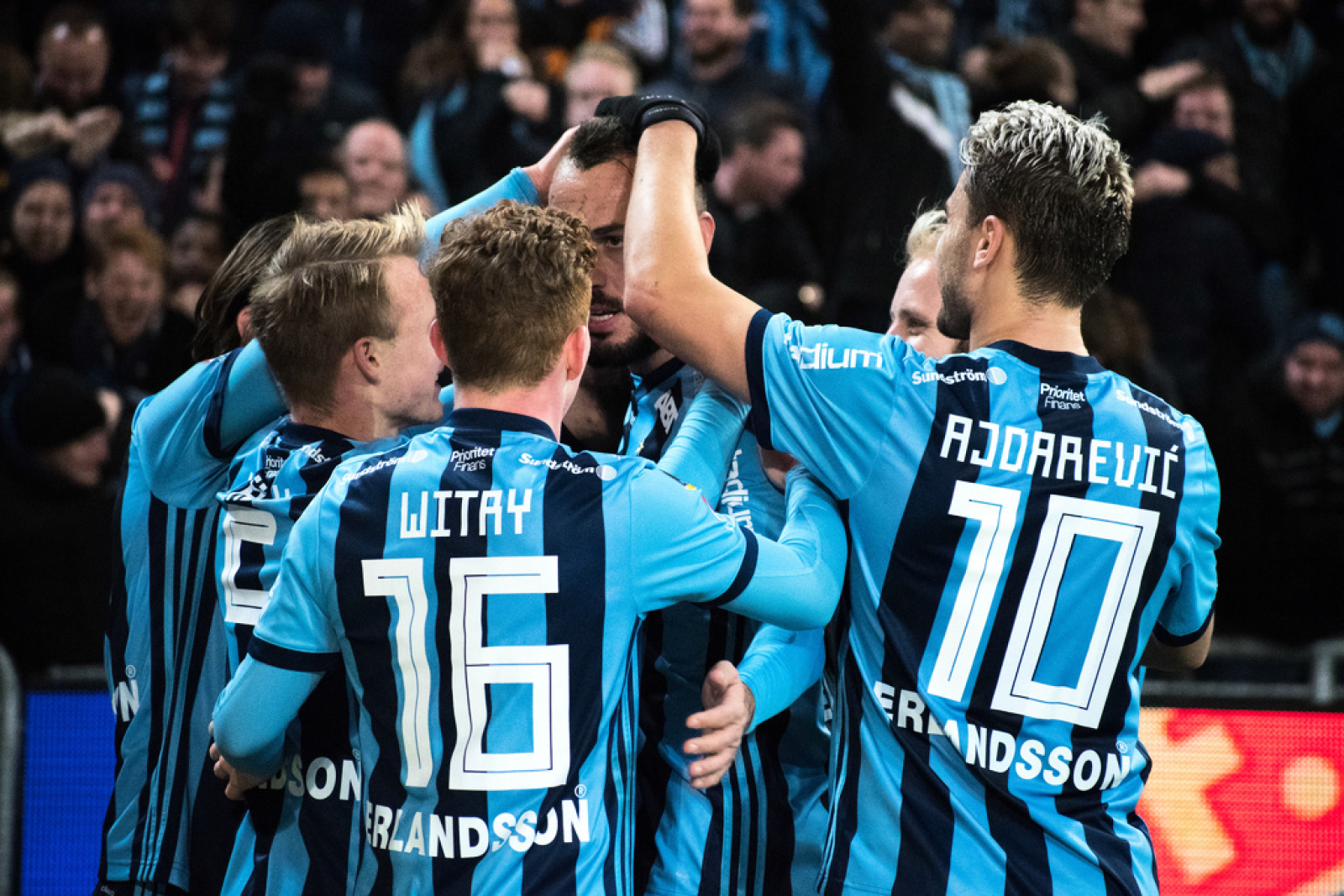 Djurgården året om - matcher såväl vinter som sommar. Den gamla klubben med traditionsenligt många sektioner/sporter förändras nu.