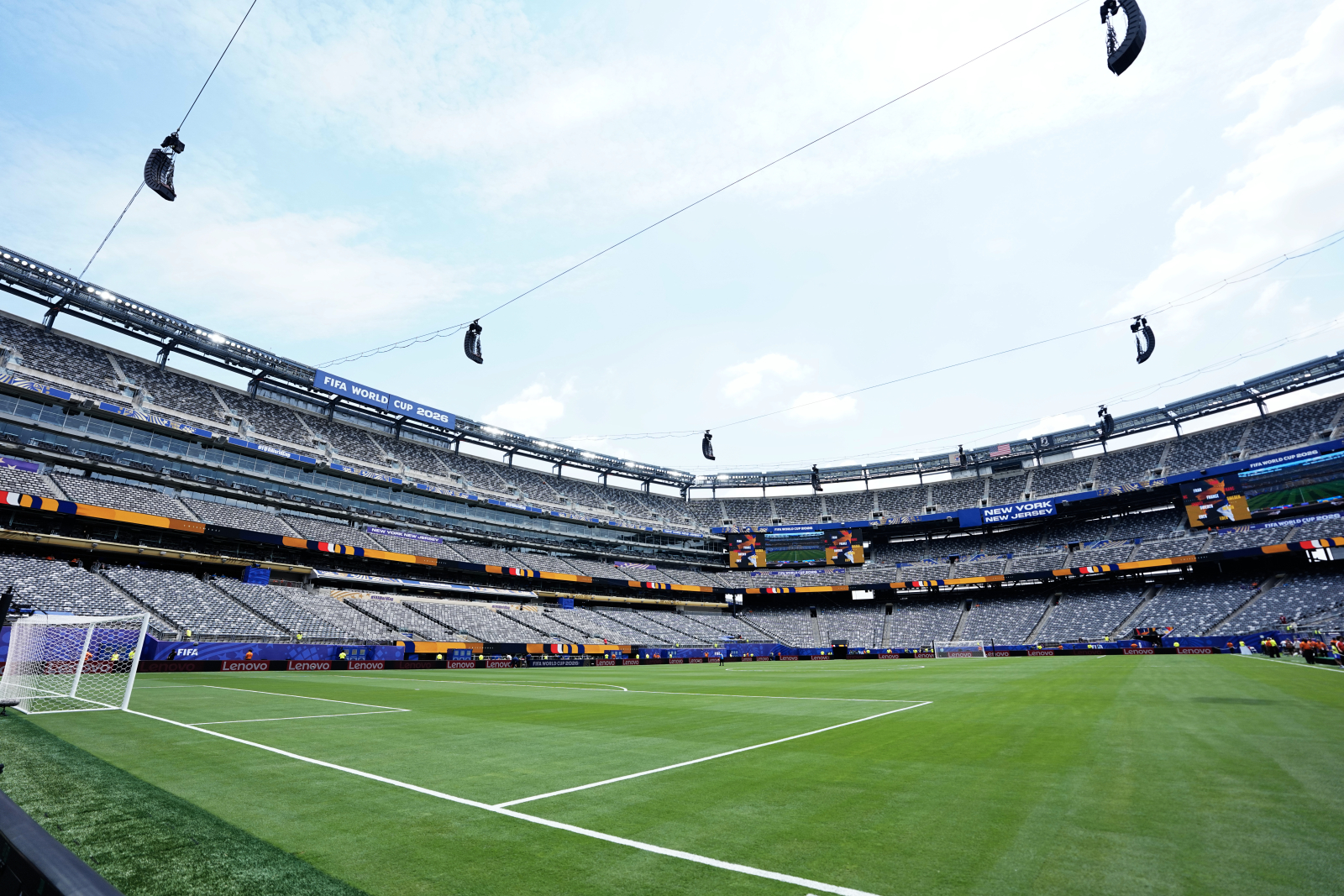En reklamfri arena. New York New Jersey Stadium timmarna före16-delsfinalen mellan Frankrike och Sverige under fotbolls-VM. Björn Larsson Rosvall / TT