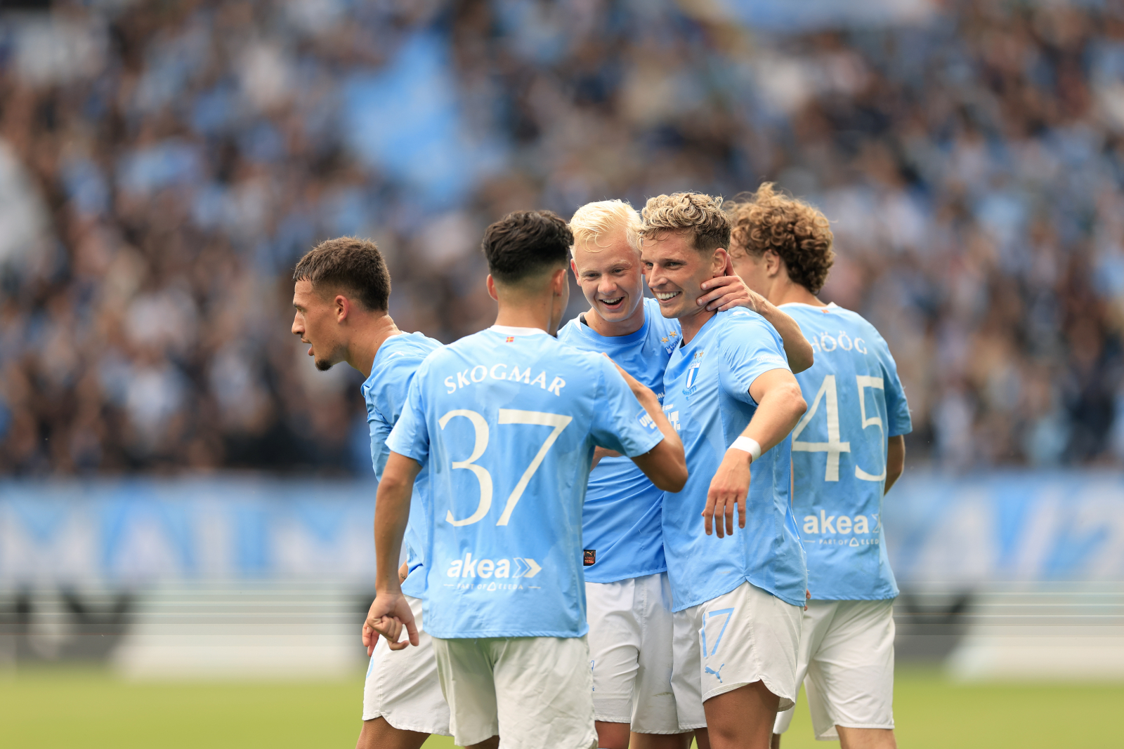 Mål och glädjescener i MFF - då och då, men det är för sällan, Laget har hamnat i en svår knipa. Med ett lag som både är för ungt och gammalt. Foto: Anders Hillergren, TT.