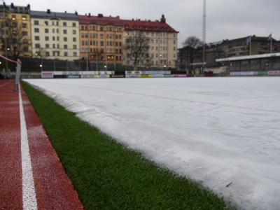 Zinkensdamm, inträngd bland husen på söder i Stockholm. 1937 invigdes arenan och mycket är sig likt än idag. Nu vill bandyfolket i Hammarby tjata på politikern igen. "Skapa i alla fall en modern arena som också gynnar alla boende runt arenan". Fot: Jessica Gow, TT1