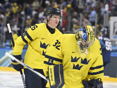 Rasmus Dahlin och målvakten Filip Gustavsson frågar sig varför Tre Kronor spel inte fungerade bättre. Foto: Jessica Gow / TT
