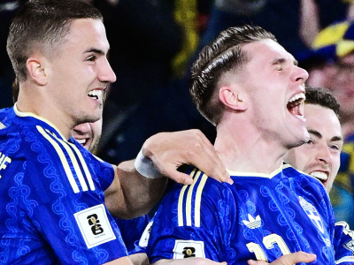 Lycklig och omklappad av lagkompisarna. Viktor Gyökeres sken av glädje. Foto: Jonas Ekströmer / TT