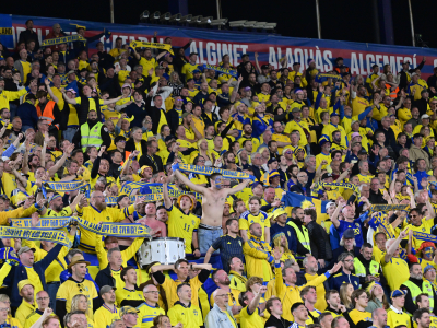 Runt 3 000 svenska fans hade tagit sig till på Estadi Ciutat de Valencia och höjde stämningen. Foto: Jonas Ekströmer / TT