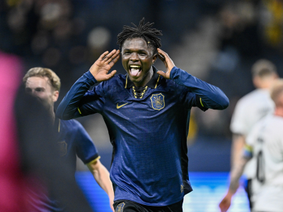 Han kan vända AIK:s ekonomi. Zadok Yohanna (#36) jublar efter att ha gjort mål. Klubbar som Chelsea, Ajax och turkiska Besiktas har nu nigerianen under uppsikt och AAIK hoppas på en stor affär. Foto: Pontus Lundahl / TT