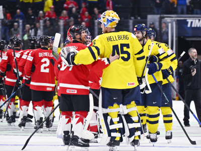 -Tack, kompis. Kanadas Sidney Crosby och Sveriges målvakt Magnus Hellberg tackar varandra efter matchen som slutade 5-3 i ishockey-VM Foto: Anders Wiklund / TT