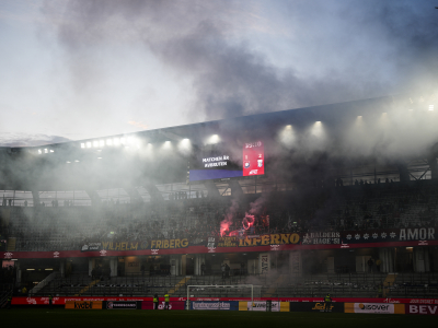 Bilden avv en allsvensk fotbollsaren 20026. Fans, supportrar - och bengaler samt pyroteknik på vid måndagens match i allsvenskan mellan Örgryte IS Fotboll och IFK Göteborg på Gamla Ullevi. Foto: Björn Larsson