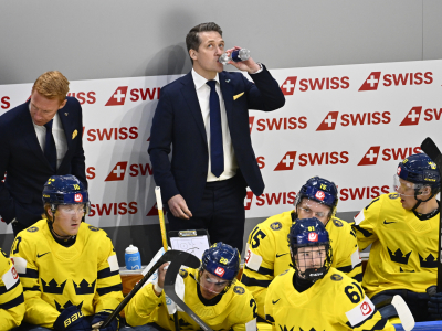Tre Kronors förbundskapten, Sam Hallam, unnar sig en kort paus. Foto: Anders Wiklund, TT