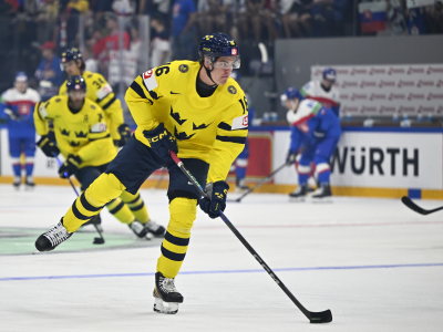 En charmig 18-åring var matchens lirare när Tre Kronor säkrade avancemang i VM. Foto: Anders Wiklund, TT