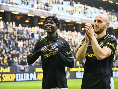 AIKs Zadok Yohanna och Amel Mujanic tackar klacken efter söndagens match mot Halmstad på Strawberry Arena. Foto: Anders Wiklund /