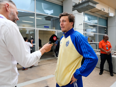 Victor Lindelof gör en intervju direkt efter ankomst till Dallas Fort Worth International Airport i, Texas. Foto: AP Photo/Tony Gutierrez