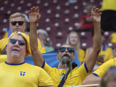 Runt 6 000 svenska fans beräknas följa landslaget under fotboll-VM. var och en av betalar runt 60 000 för matchbiljetter, flyget t o r, hotell och diverse omkostnader,