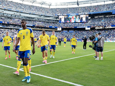 Tack för oss! Landslagsspelarna lämnar planen och VM. Avskedet på New York New Jersey Stadium blev ändå hedersamt. Foto: Björn Larsson Rosvall / TT