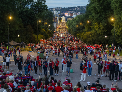 Oslo blev proppat av glada och lyckliga människor, och i synnerhet på paradgatan Karl Johan blev trängseln nästan för stora vid hyllningarna då fotbollshjältarna återvände från succén i VM. Foto: Trond R. Teigen / NTB