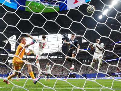 Argentinas Lautaro Martinez (22) står för avgörande målet utan att målvakten Jordan Pickford kan förhindra det. Foto: Jacob Kupferman, AP Photo