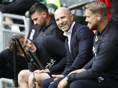Henrik Rydström blev uppsagd i Malmö FF, men antog ett anbud från Hammarby. här ses han på Bajens ledarbänk vid en av de första matcherna i sin nya roll Foto: Stefan Jerrevång / TT